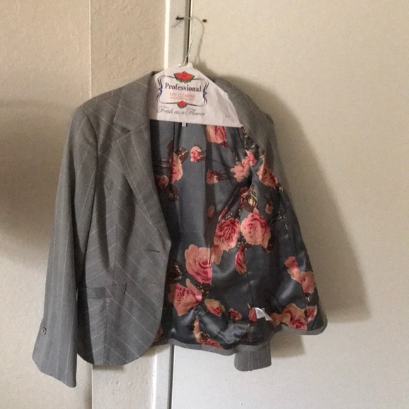 Classiques Entier Women’s Suits - Picture 3 of 4